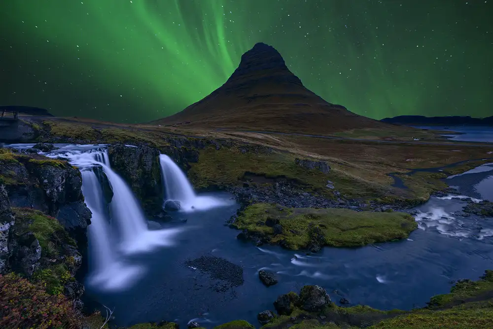 Roxo, Alvaro: Kirkjufell... Pod boreálně zelenou oblohou