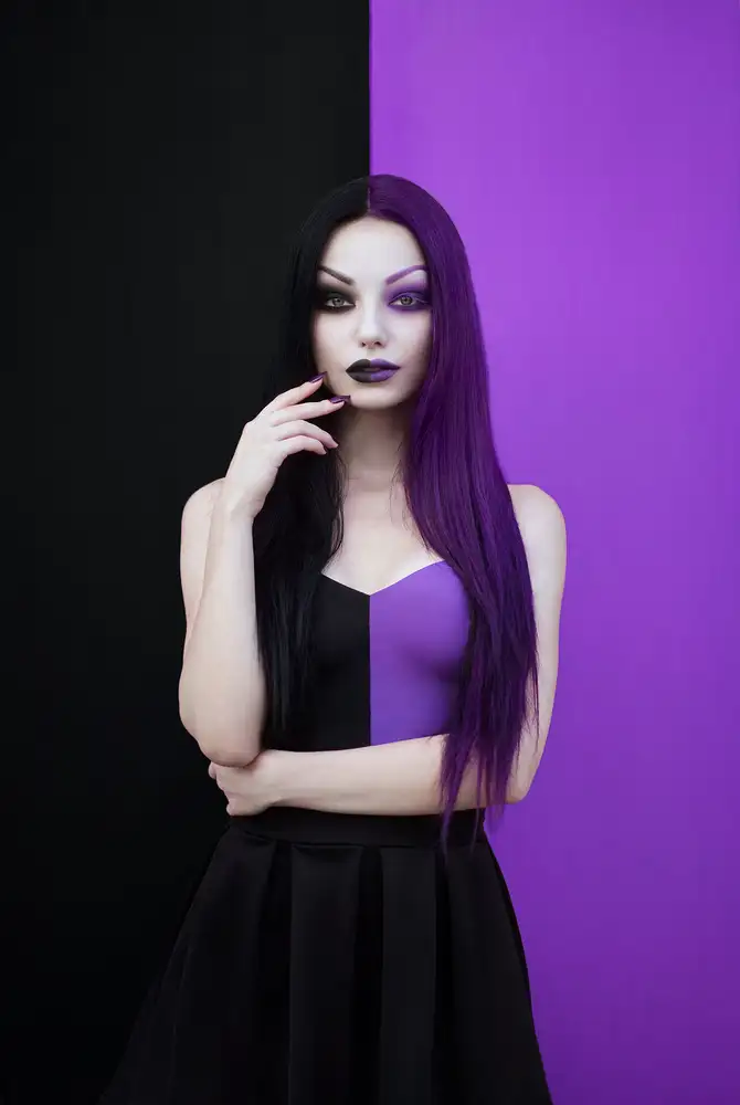 Kostadinov, Bobby: Peignez-le en noir... et en violet