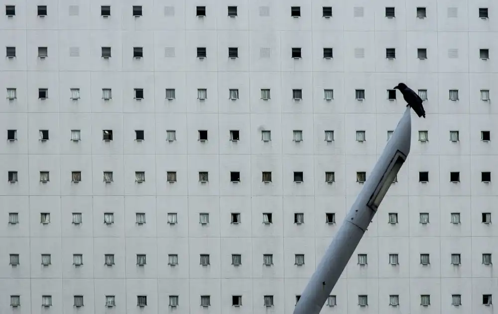 Tomihisa, Kouji: L'hotel di un corvo