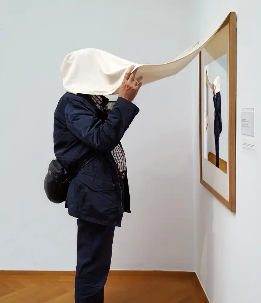 Limberg, Huib: Guardando il suo selfie al museo.....!