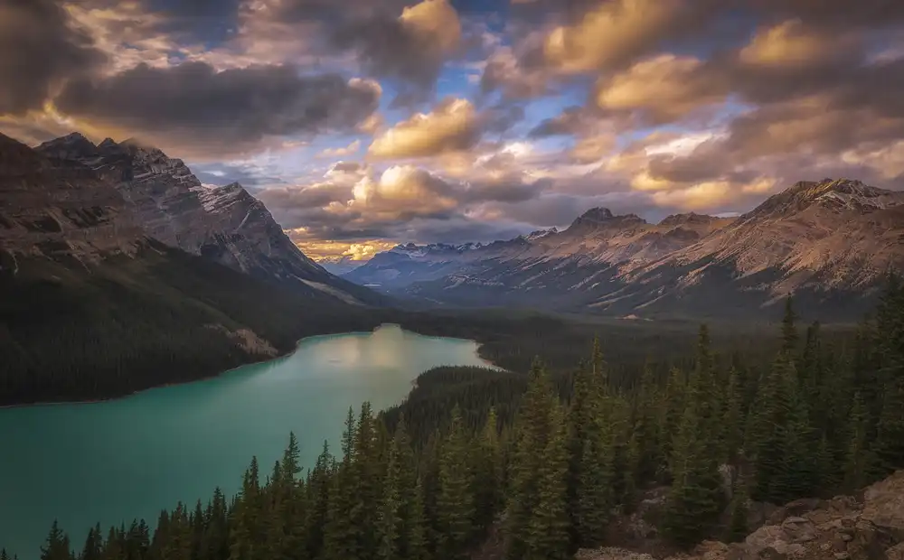 Zheng, Michael: Peyto Lake in der Abenddämmerung