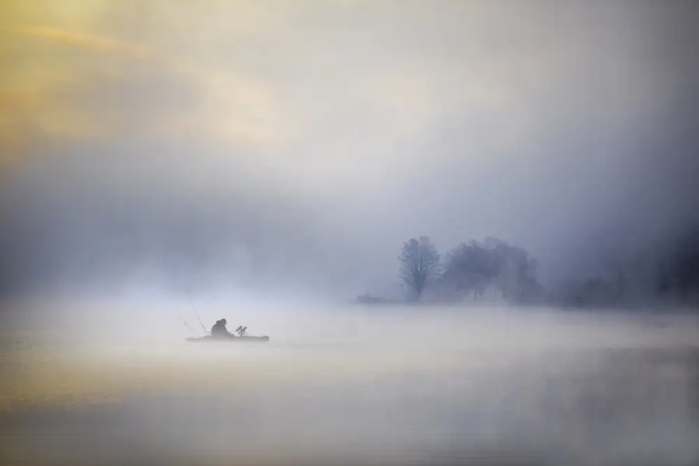 Cloud, Mountain: lago brumoso