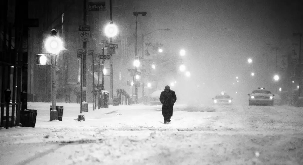 Froyda, Martin: New York Walker in Blizzard