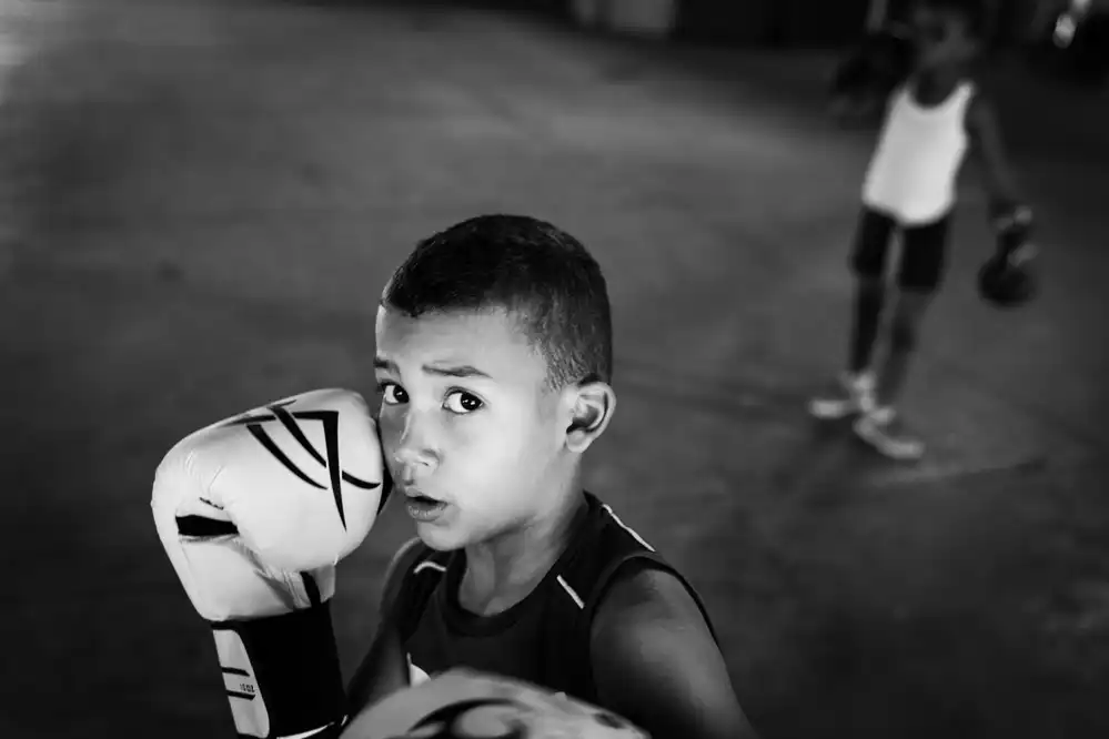 Wang, Zeqiang: Boxing boy in Cuba