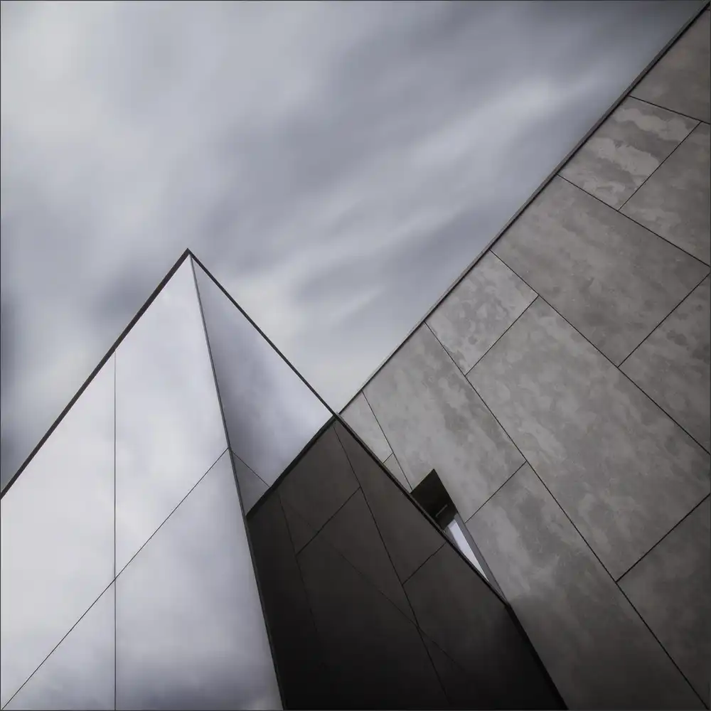 Claes, Gilbert: reflektierte Wand