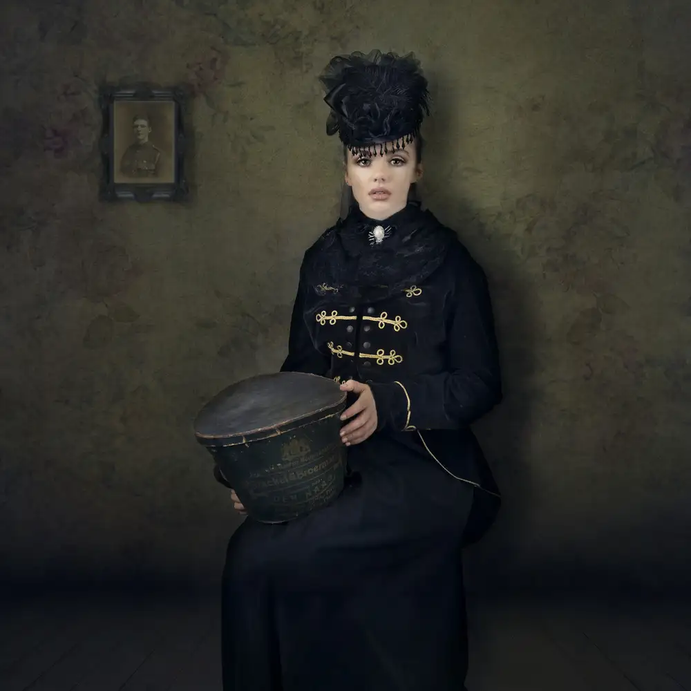 Blease, Joan: Signora Con La Scatola Del Cappello