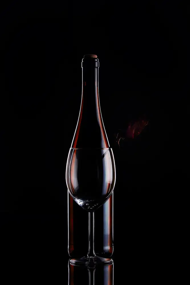 Amer, S.: Flasche,Glas und Blume