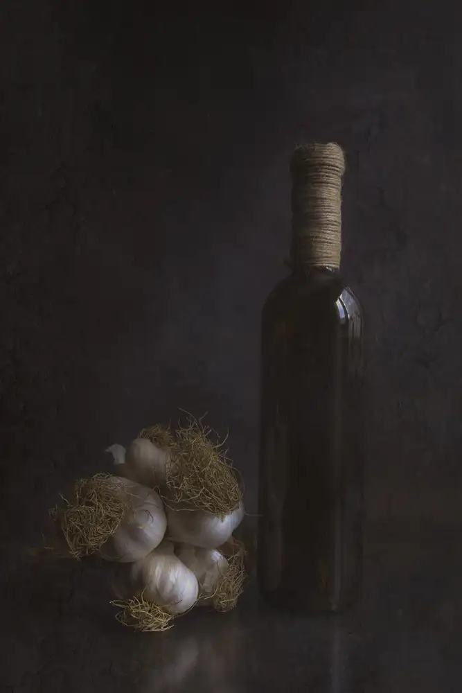 Kiral, Cicek: Aglio e una bottiglia di vino