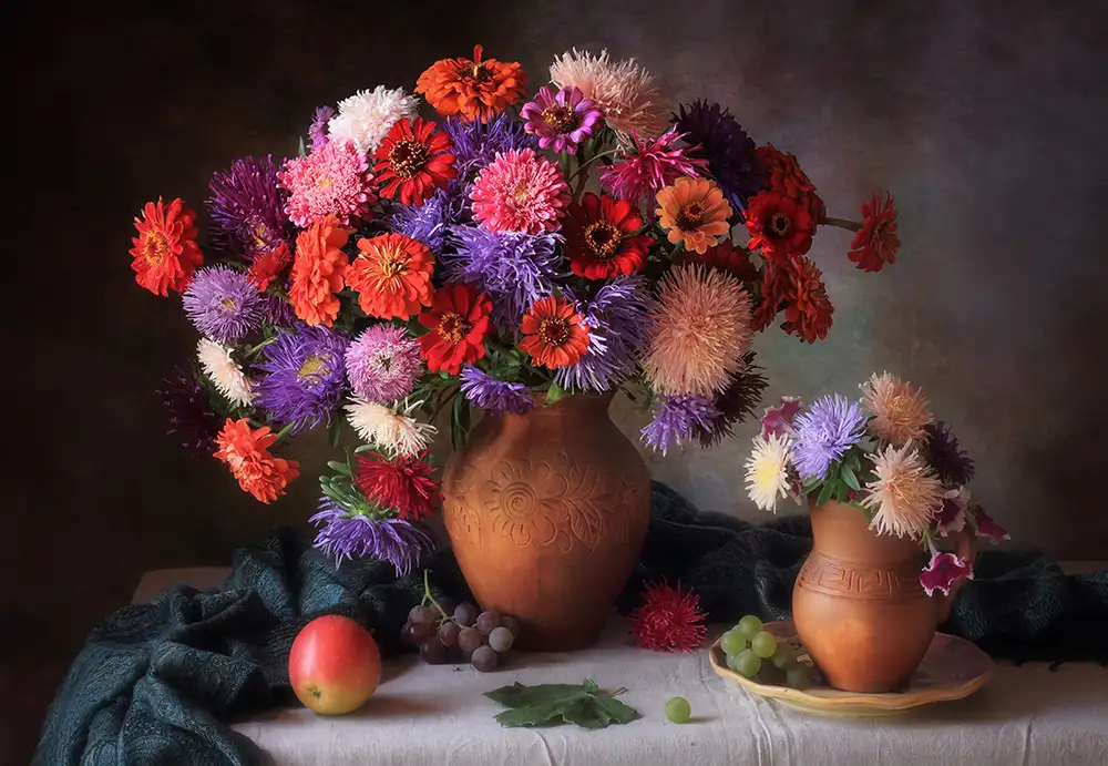 Skorokhod, Tatyana: Mit einem Strauß Astern und Zinnien