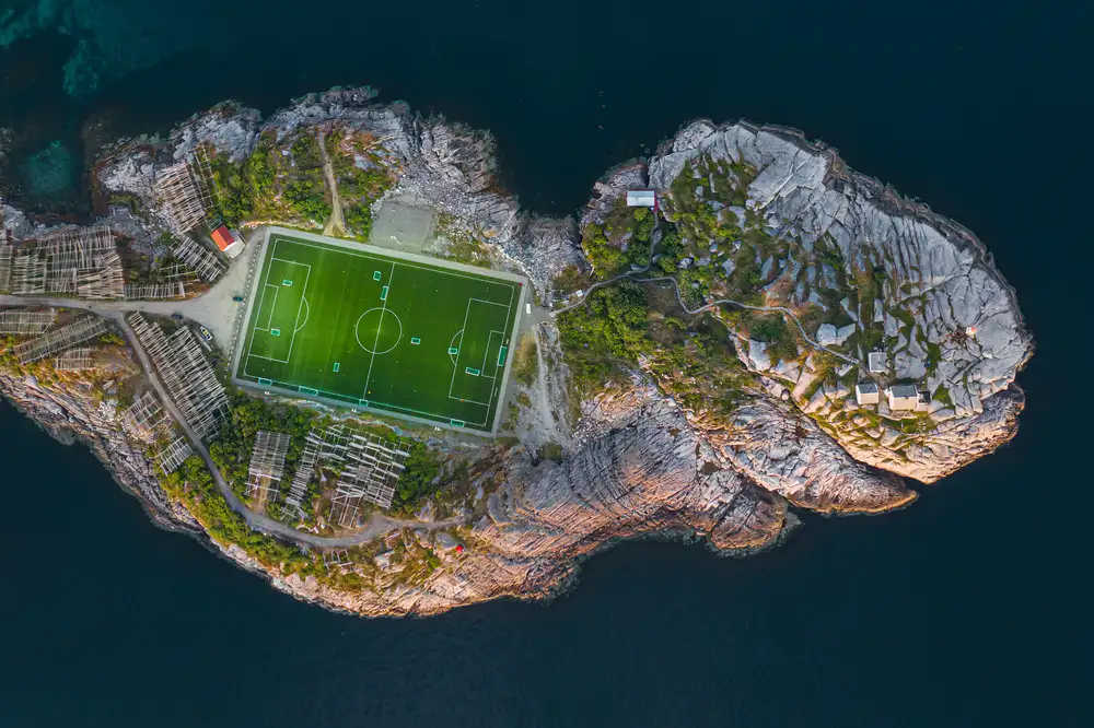 Simoon: Terrain de football au bout du monde