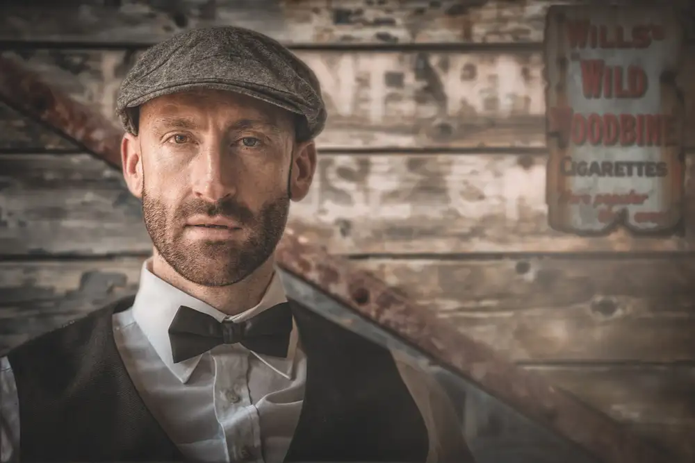 Dixon, Colin: Gent mit flacher Kappe.