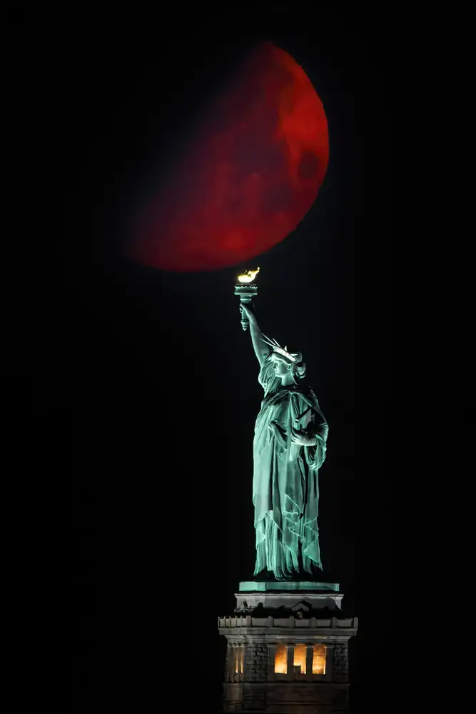 Zhu, Hua: Statua della Libertà e tramonto della luna