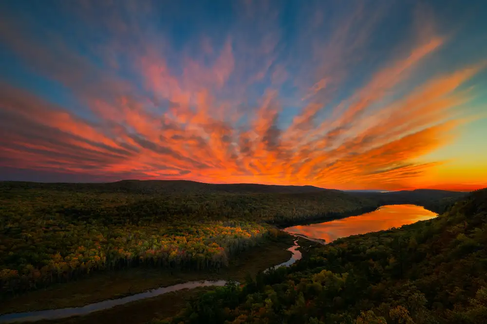 Fan, John: Západ slunce nad Porcupine Mountains