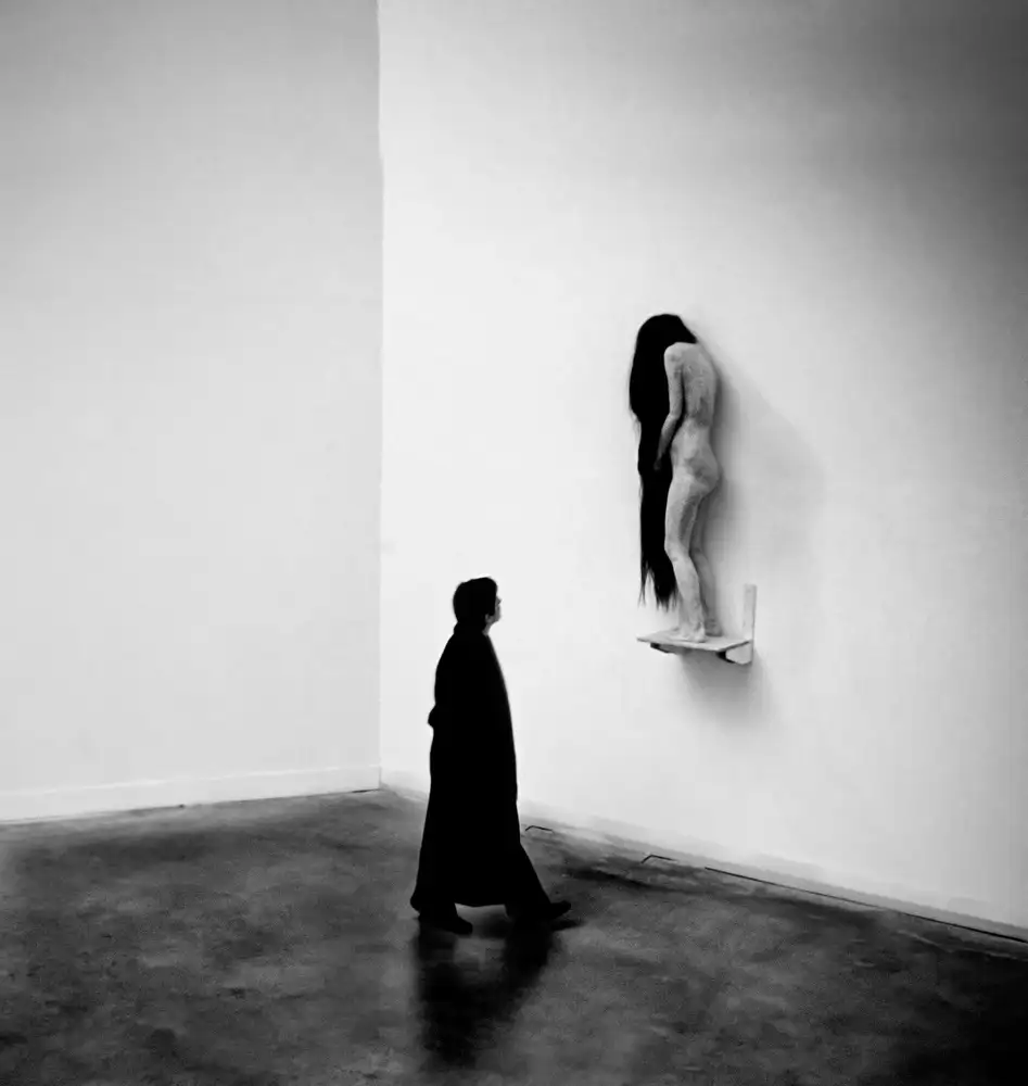 Cavalli, Giovanni: Der Mann und die Statue. Biennale von Venedig