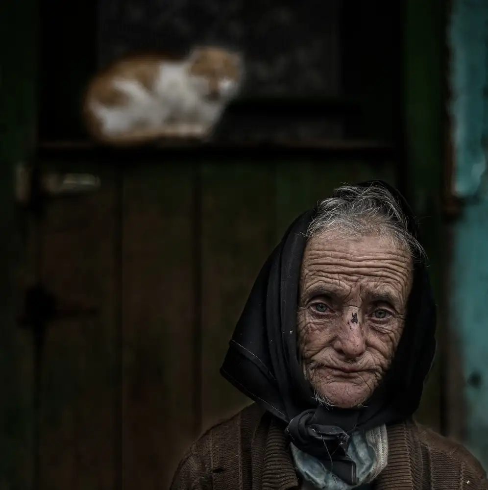 Pop, D. Ovi: Maria with the cat 03