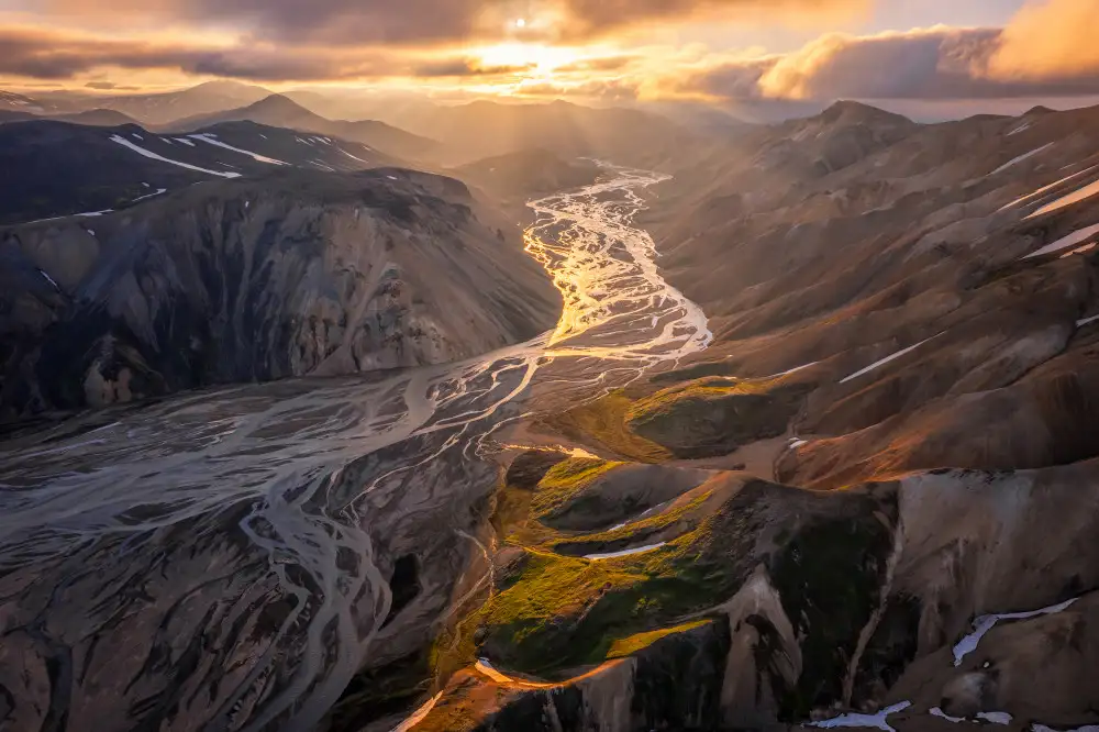 DB, YY: Zlatá hodina (Island Highland Mountain View)
