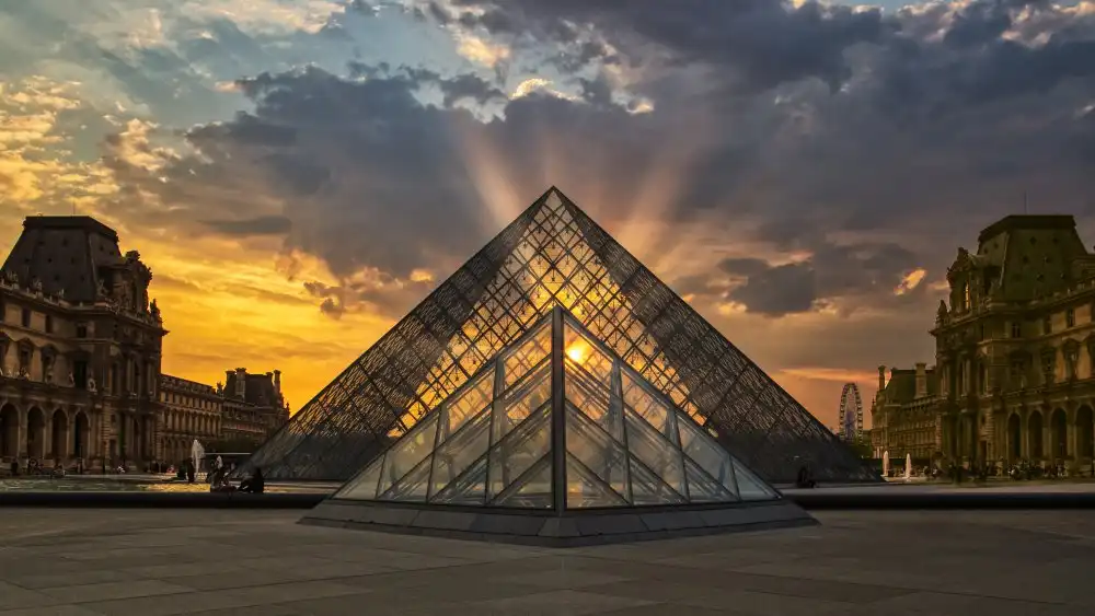 MARTÍNEZ, CARLOS JUAN: Piramide del Louvre