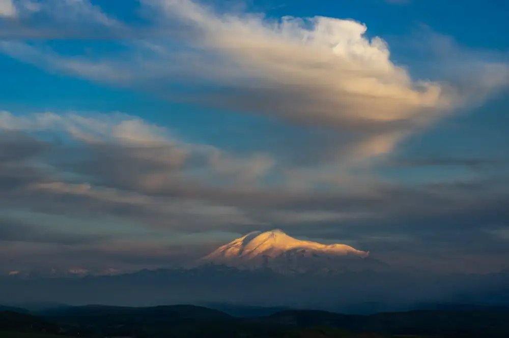 Alaberdov, Arsen: ELBRUS AND THE CLOUD