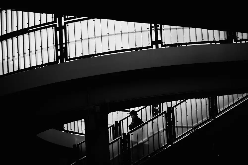 Suzuki, Jun: Escaleras en las escaleras
