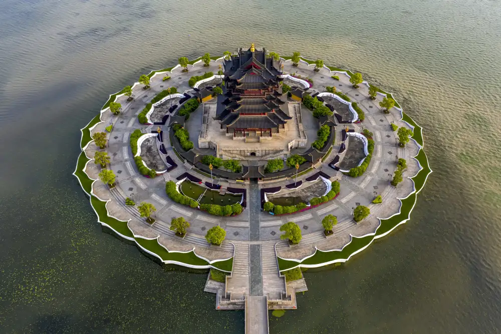 Liu, Ren Raymond: The Goddess of Mercy Pavilion of Zhongyuan Temple in Suzhou