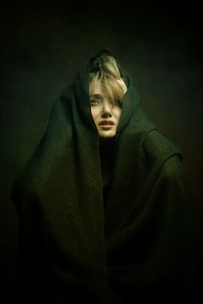 Hasheminasab, Moein: Ragazza persiana