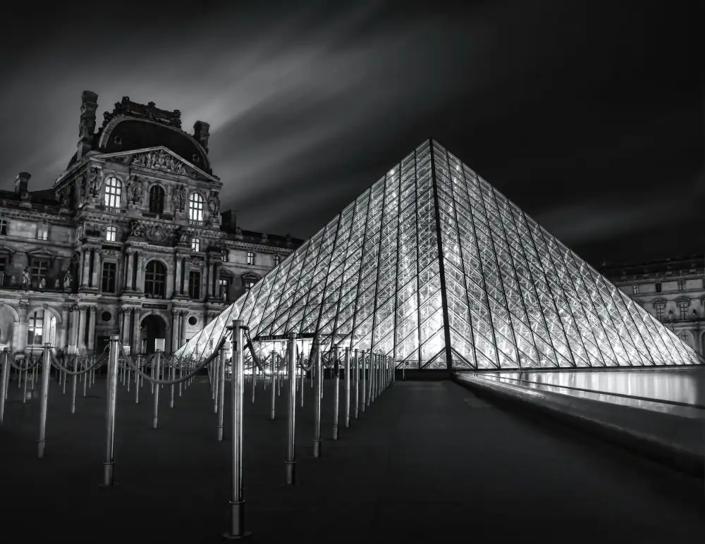 Catherine, W.: Louvre in der Nacht