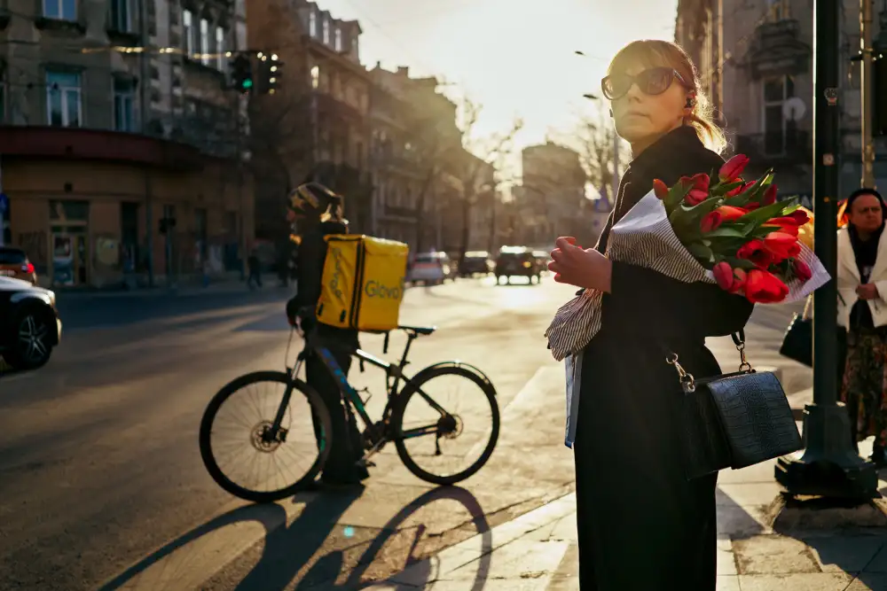 Malciu, Denis: Signora con tulipani al tramonto