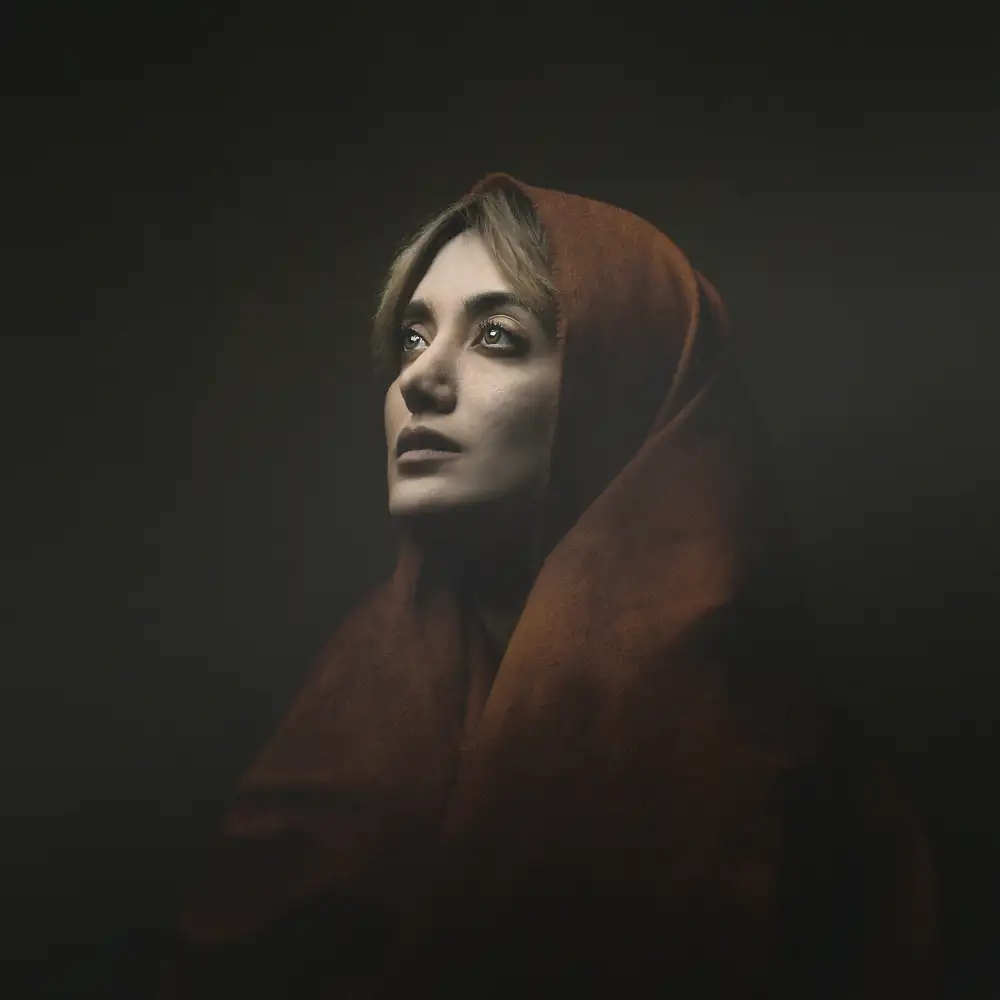Hasheminasab, Moein: Ragazza persiana