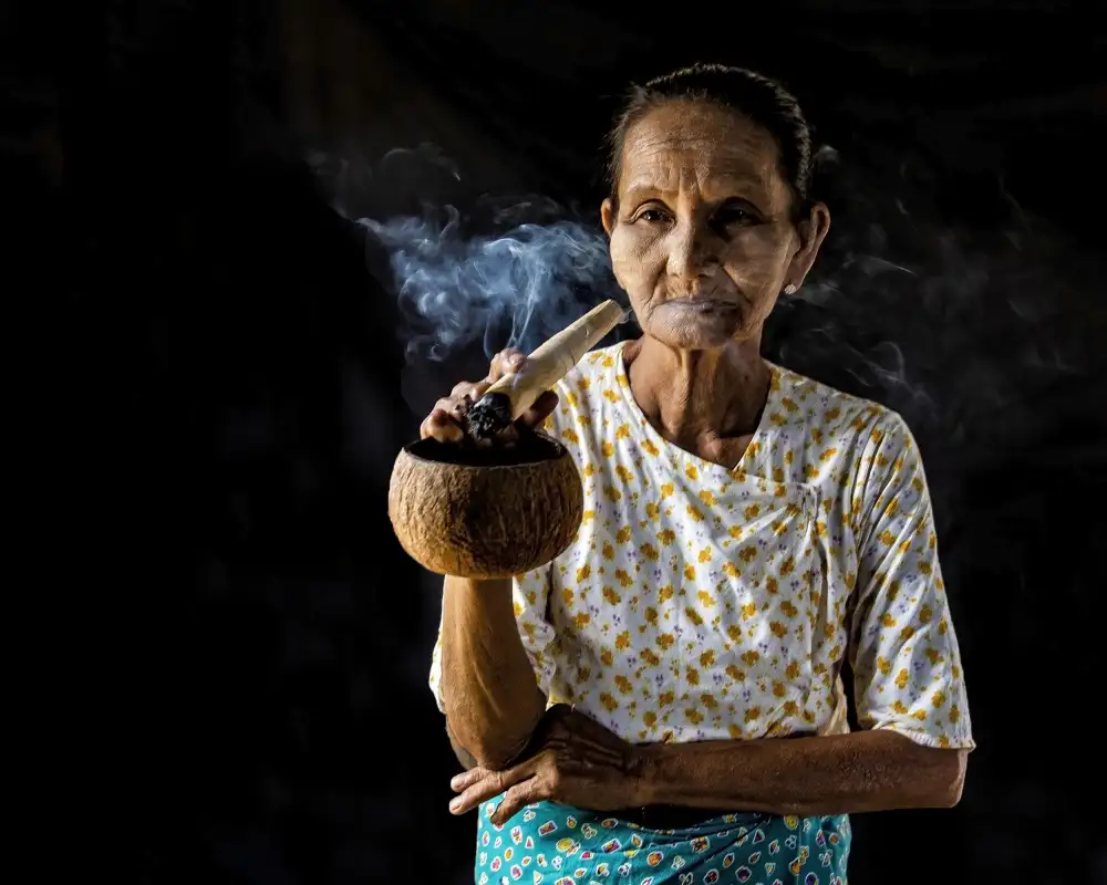 Golani, Aharon: Frau raucht Zigarre,Bagan,Myanmar