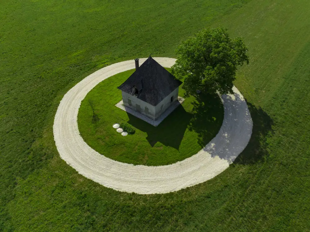 Kravanja, Jure: Ein Haus in der Mitte eines Kreises