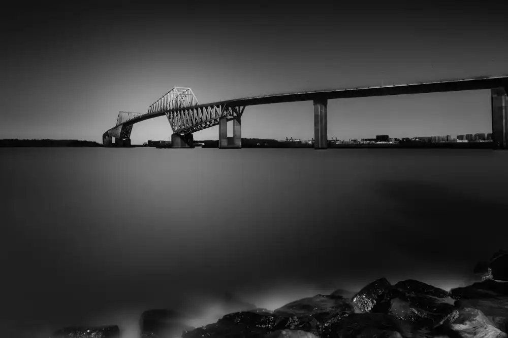 T, Amatou: Brücke