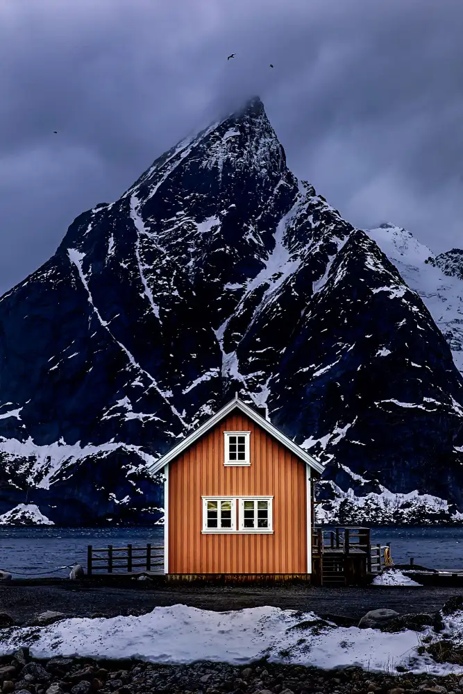 Liu, Ren Raymond: The Yellow Log Cabin in Hamnoy