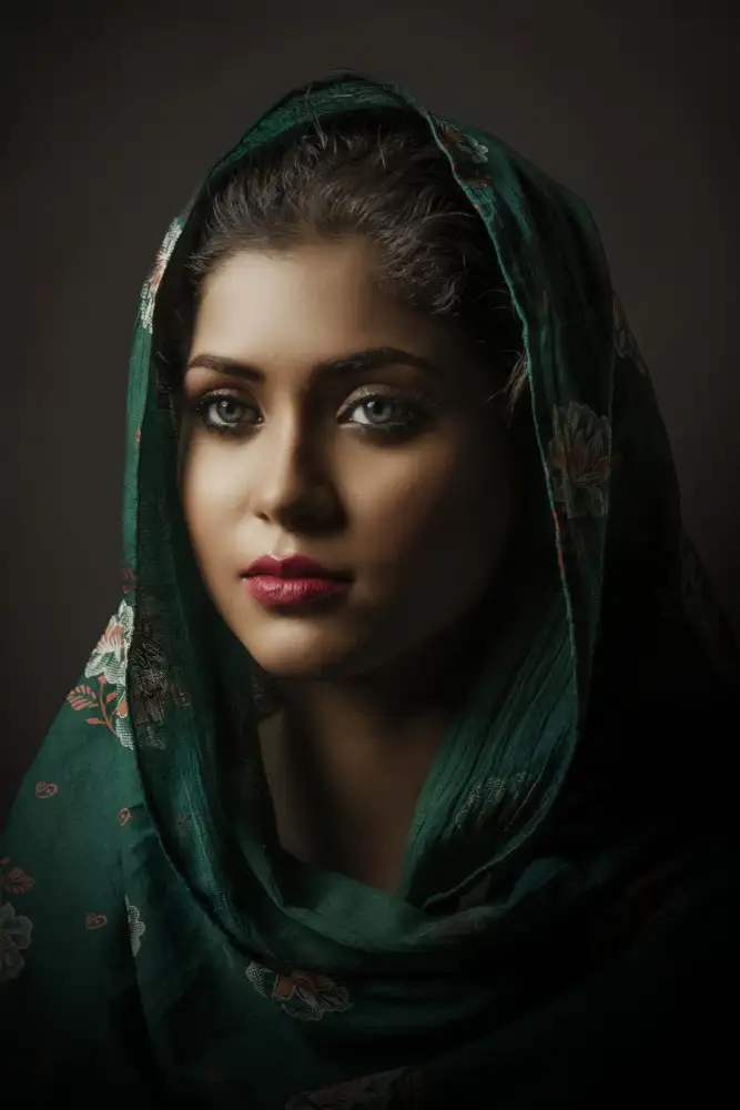 BHATTACHARYYA, PARTHA: DONNA CON LA SCIARPA VERDE