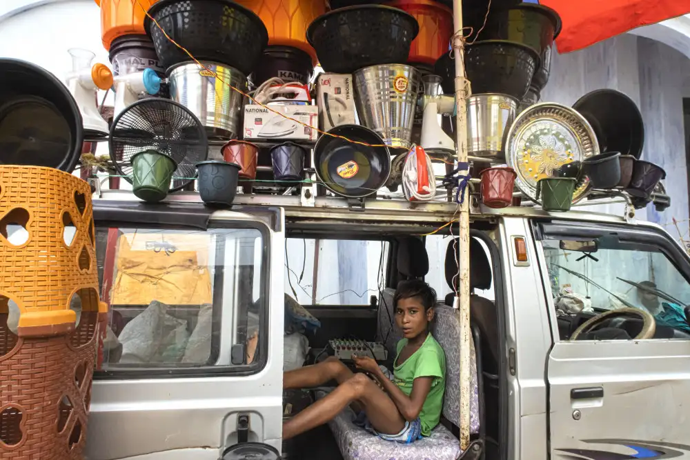 Banerjee, Souvik: Junge mit Lotteriewagen
