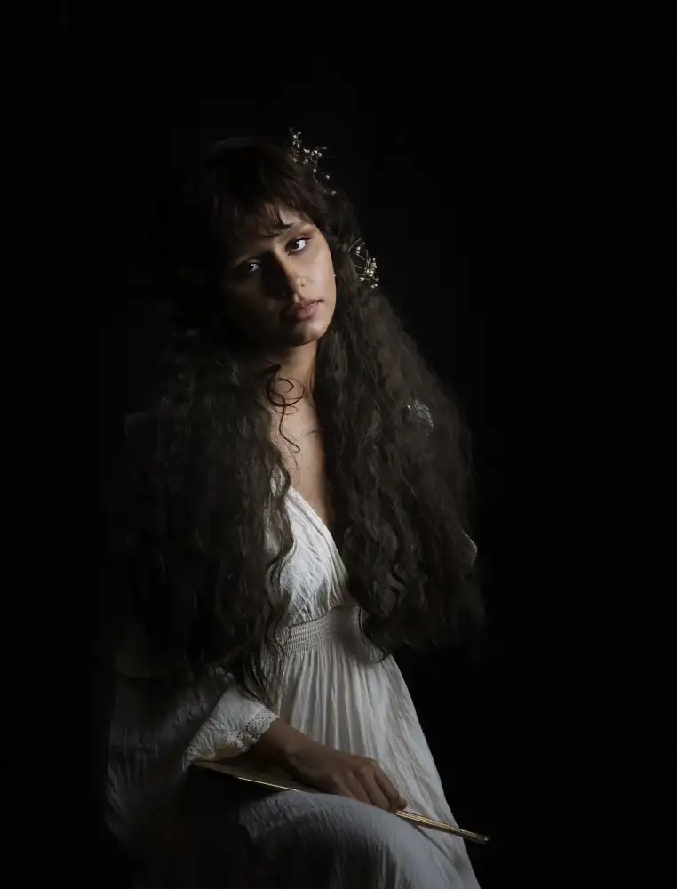 Zhao, Emma: Ragazza in abito bianco