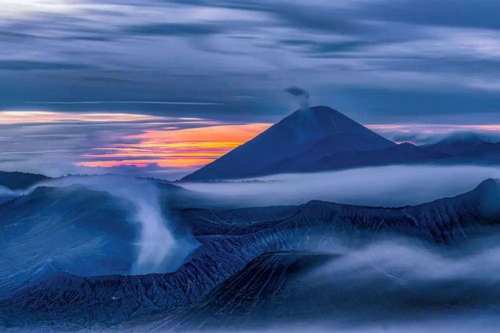 BHATTACHARJEE, HIRAK: Blaues Stundentagebuch vom Mount Bromo