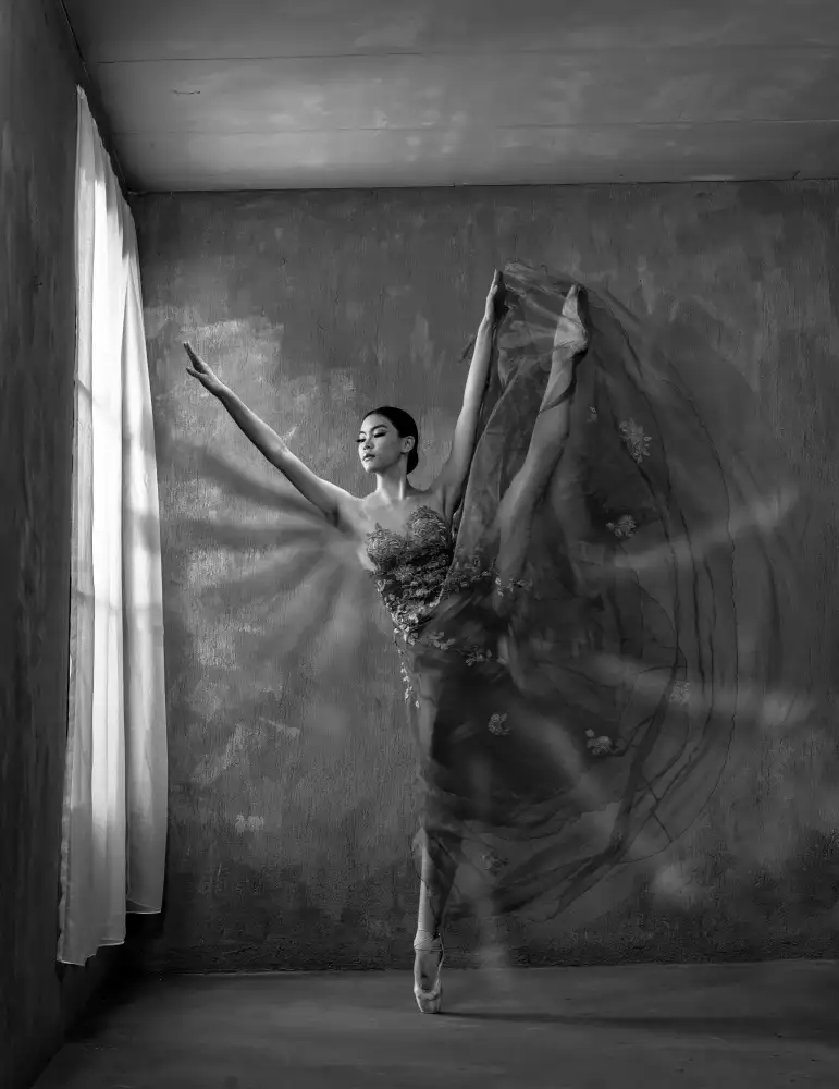 Bunjamin, Antonyus: Balerina-Bewegung in der Nähe des Fensters