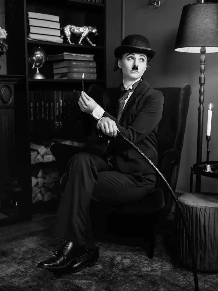 Lee, Martin: Serie „Frau als Mann“: Charlie Chaplin