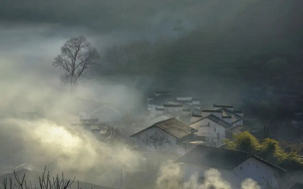 Liu, Ren Raymond: Vesnice s Curling Up Smoke v ranní mlze