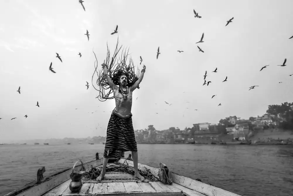 Das, Prithul: Naga Sadhu posiert auf einem Boot in Varanasi