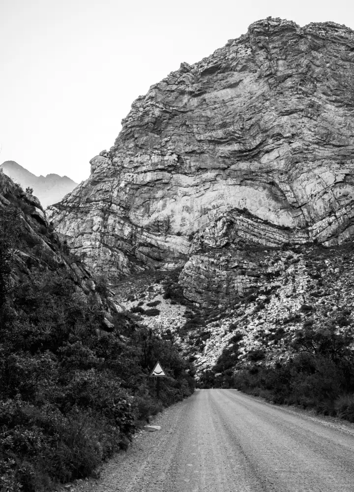 Lourens, Claudi: Camino blanco y negro entre las montañas.