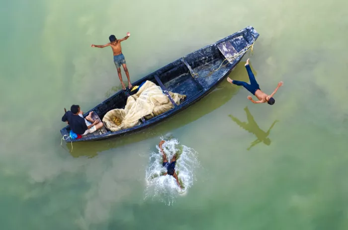 Majhi, Kumar Ajit: Batti il sole
