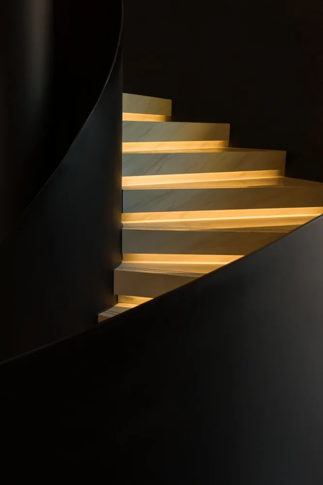 konglingming: Les marches d'un escalier en colimaçon