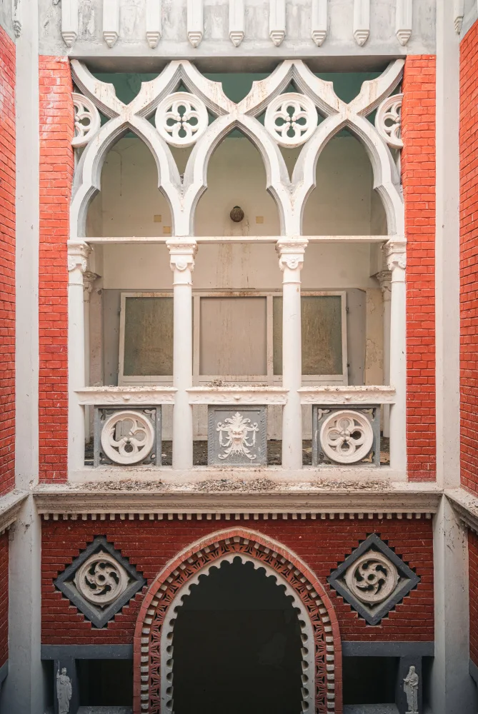 Robroek, Roman: Hotel veneziano abbandonato