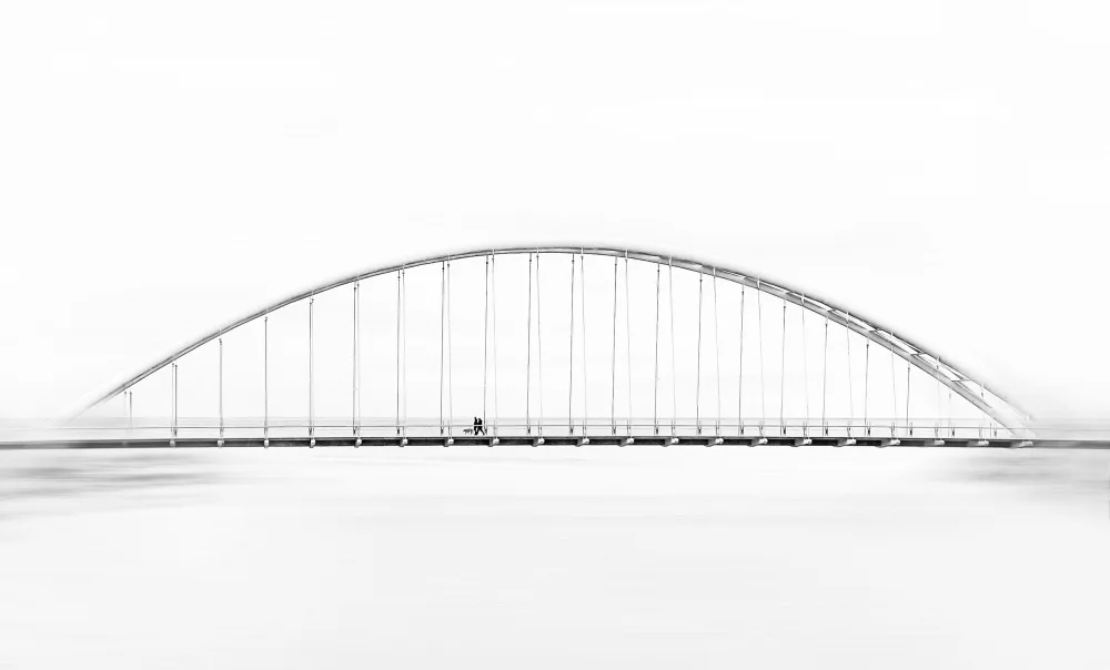 Zhao, Emma: Eine Familie geht auf der Bogenbrücke spazieren