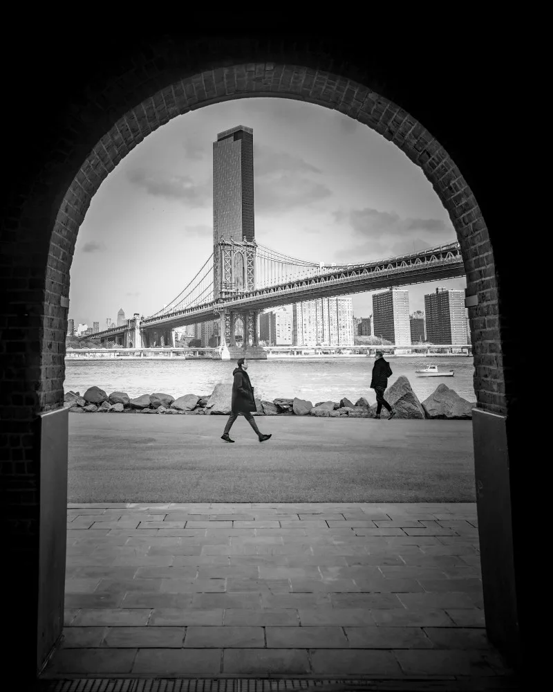 Chen, Jennifer: camminando lungo il ponte di Brooklyn