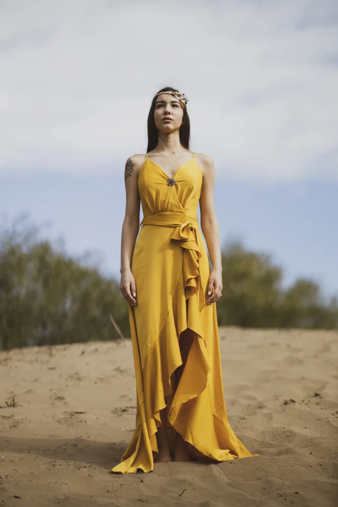 akyurt, engin: donna in abito giallo