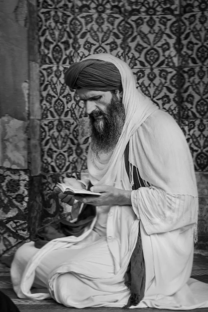 akyurt, engin: ein Mann,der in der Moschee betet