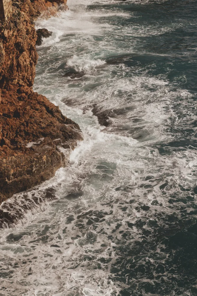 akyurt, engin: onde e rocce del mare