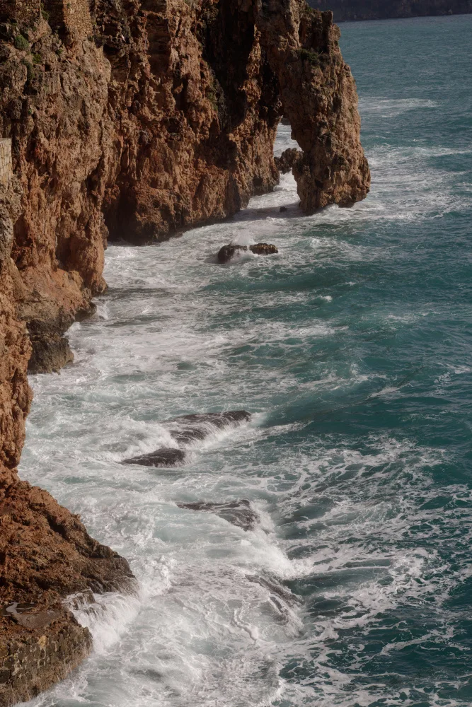 akyurt, engin: onde e rocce del mare